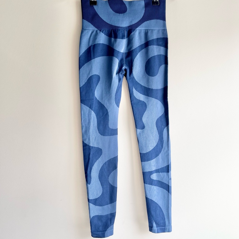 Fabletics High Waist Seamless Blue Swirl Leggings - Picture 2 of 3